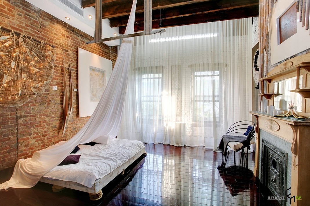 Soffitti alti in una camera da letto in stile loft