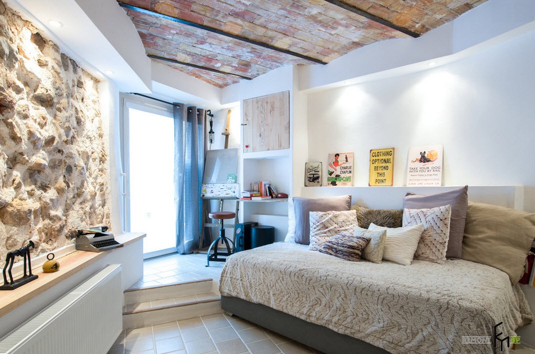 Camera da letto asimmetrica in stile loft