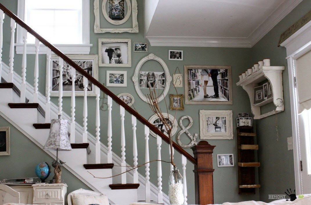 Decoración del espacio cerca de las escaleras.