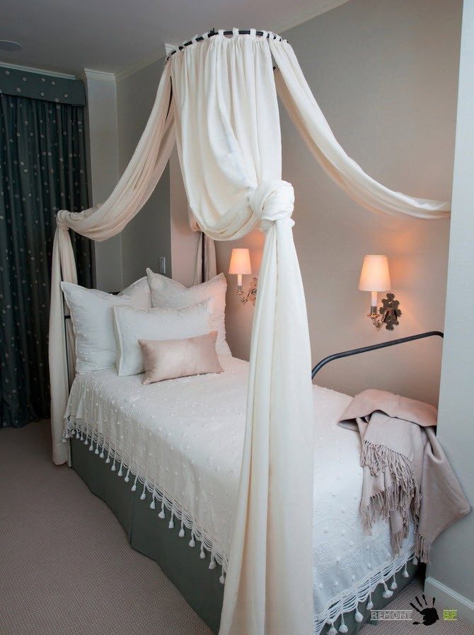 Cama con dosel