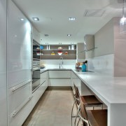 Interior branco da cozinha