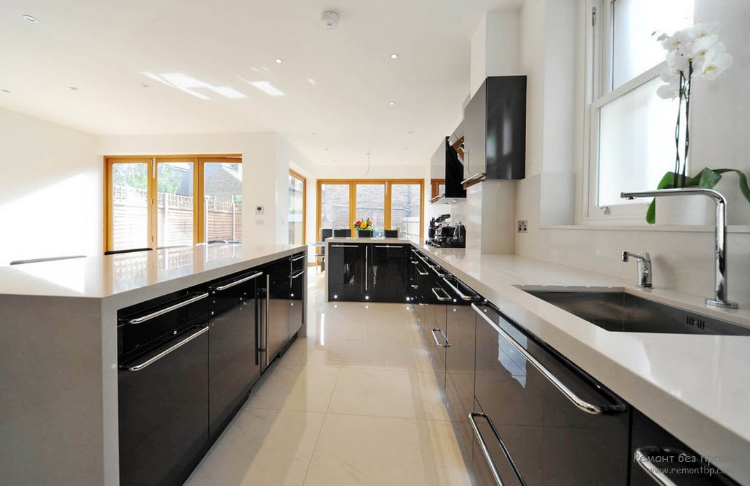 Interior preto e branco da cozinha