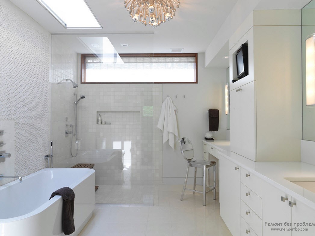 Baltas vonios kambarys su langu