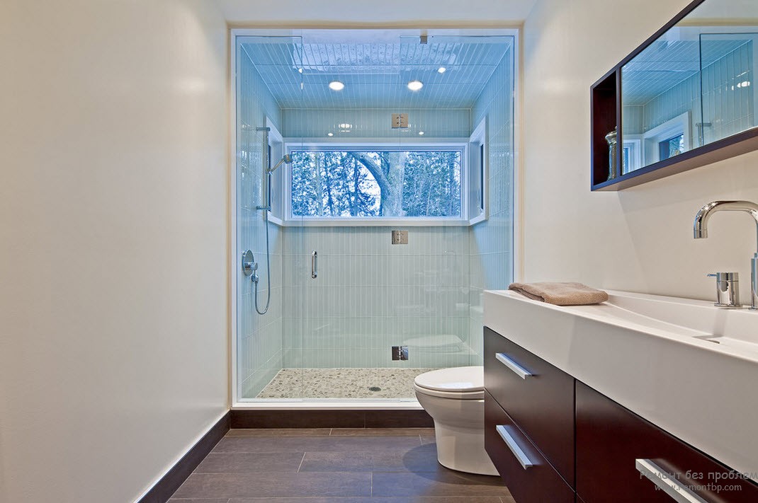 Interior y diseño de un baño con ventana.