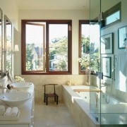 Interno del bagno moderno con finestra