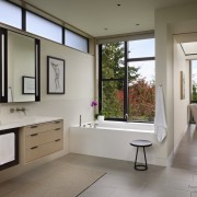 Interior de baño moderno con ventana