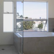 Interior de baño moderno con ventana