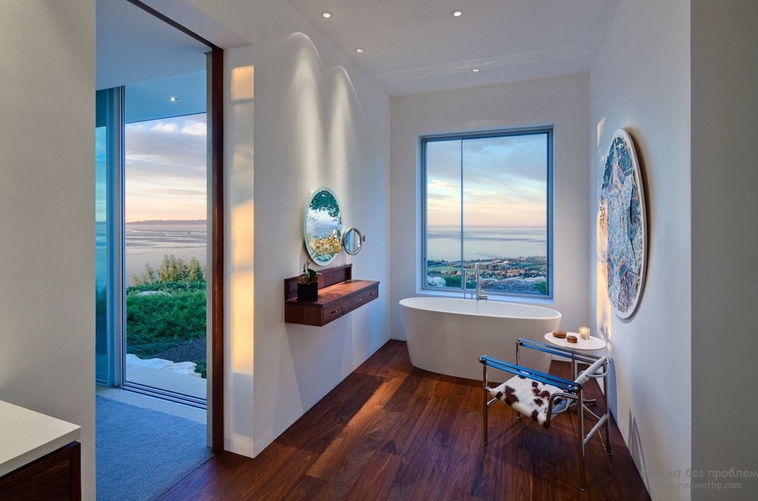 Interior de baño con piso de madera.