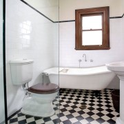 Interno del bagno piccolo con piastrelle a scacchiera fine