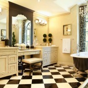 Bellissimo interno del bagno in bianco e nero con pavimento a scacchiera