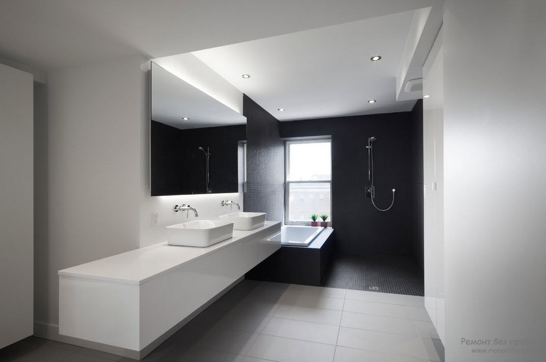 Impianto idraulico rettangolare nell'interno del bagno in bianco e nero