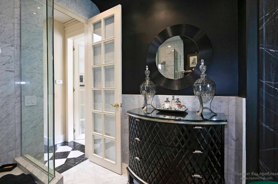 Il box doccia in vetro è estremamente appropriato all'interno di un bagno in bianco e nero di piccole dimensioni