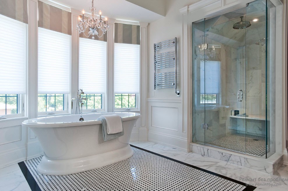 Bellissimo interno del bagno in bianco e nero con lampada di cristallo