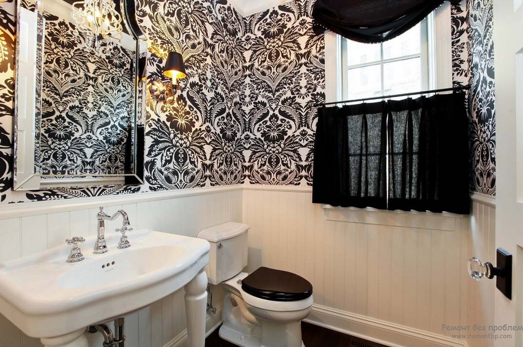 Disegno originale sulle pareti del bagno in bianco e nero