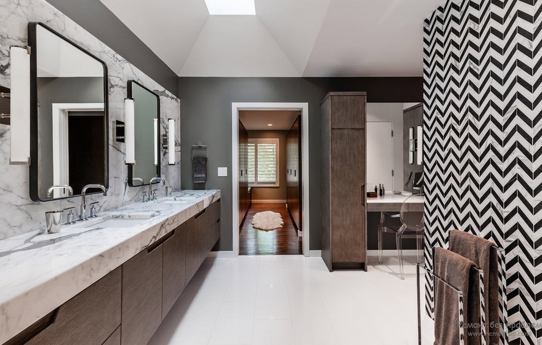 Interni spaziosi per il bagno, realizzati in combinazione bianco e nero con l'introduzione del beige scuro