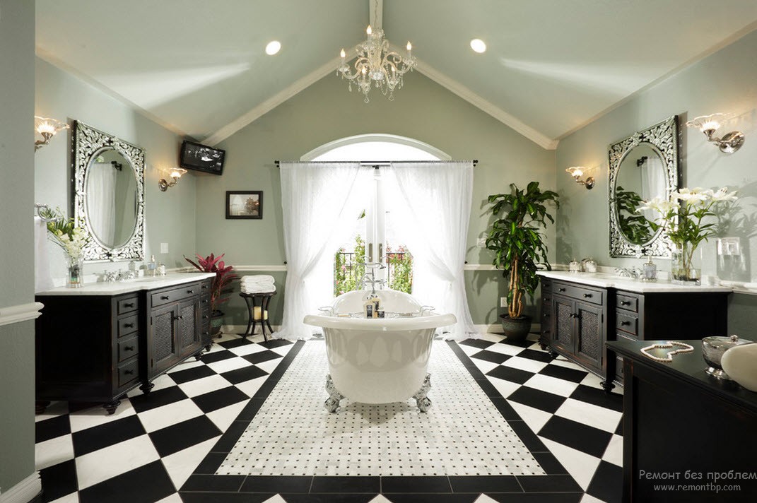 Lussuosi interni del bagno in bianco e nero con specchi in una cornice d'argento