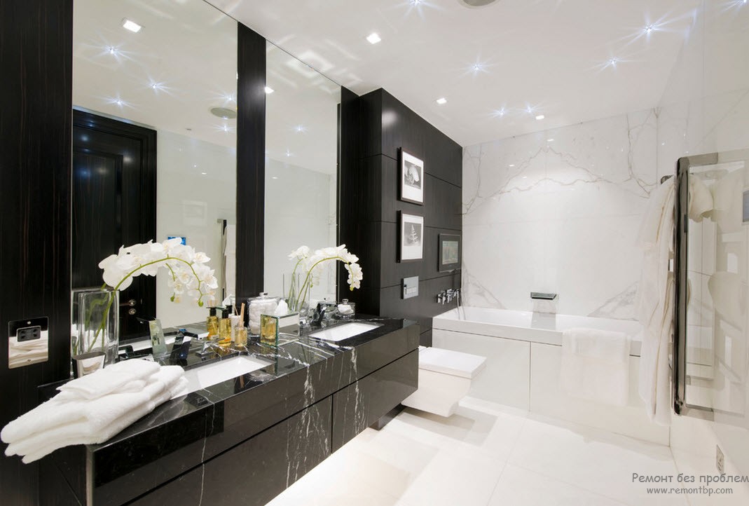 Design del bagno in combinazione bianco e nero