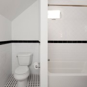 Bagno molto piccolo con un minimo di nero