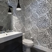 Il design originale di un piccolo bagno con ornamenti alle pareti