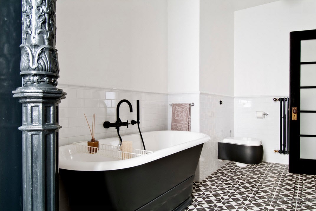 Design del bagno in bianco e nero con una colonna