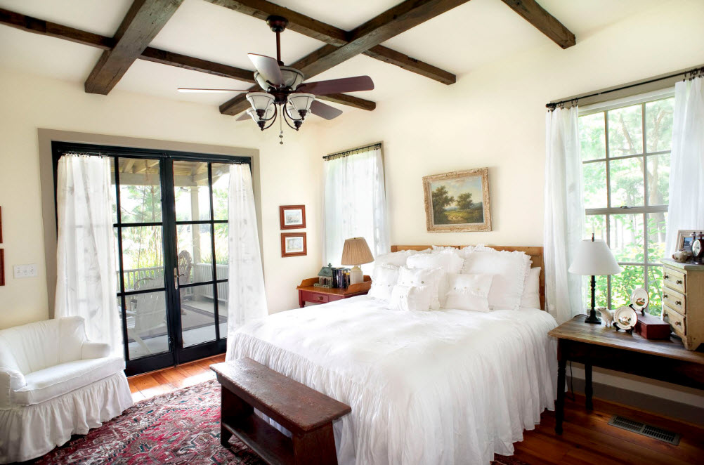 Decoración de cama blanca como la nieve