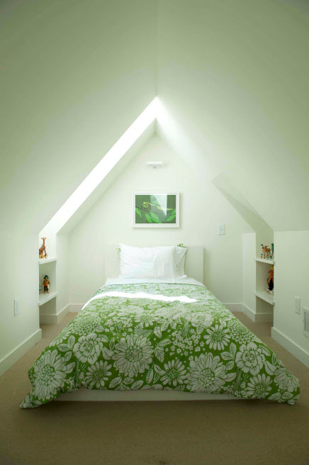 Estampado multicolor en el dormitorio blanco