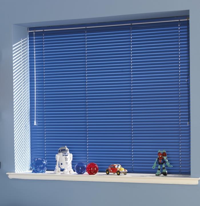 ikea-blue-venetian-blind-in-dark-blue-otroška soba