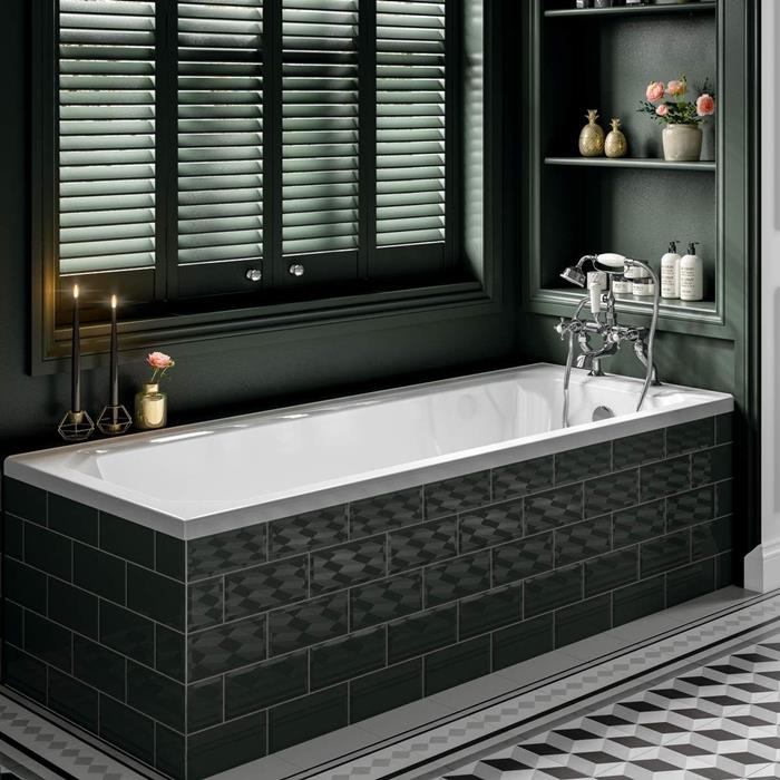 langų žaliuzės tamsi vonios kambarys vonia juodos metro plytelės žvakidės žalvario deko moderniojo art deco lentyna