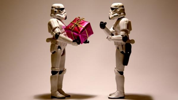 Stormtroopers-bir-noel-hediyesi-yeniden boyutlandırılmış