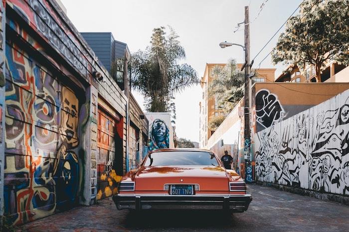 Starinski avto, ulice z grafiti v San Franciscu, kalifornijska pomladna pokrajina, pokrajinska fotografija, ideja za ozadje mesta