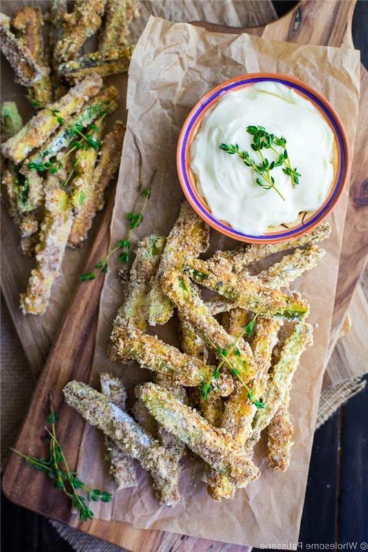 Antipasti veloci vegetariani and un'idea con dei bastoncini fritti di zucchine con salsa bianca