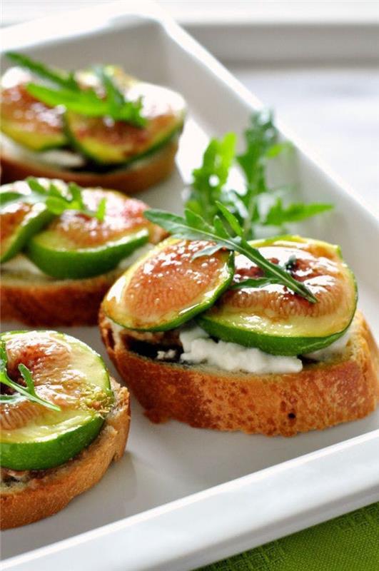 Finger food vegetariani e piccole bruschette con formaggio spalmabile e fette di Fichi