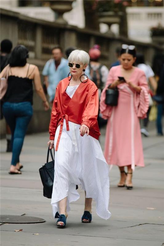 vasaros moters idėja apie skaidrią baltą suknelę ir raudoną striukę su atsitiktinės moters diržo idėja atrodyti 60 metų