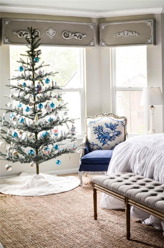 mavi ve gümüş tonlarında süs eşyaları ile deniz kenarı tarzı bir Noel dekorasyonu yapın, Noel dekorasyonu su iç mekanı
