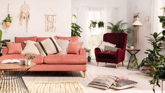 kırmızı ve pembe kumaş mobilyalarla eklektik tarzda oturma odası dekorasyonu 2020, jungalov tarzı unsurlarla bohem oturma odası