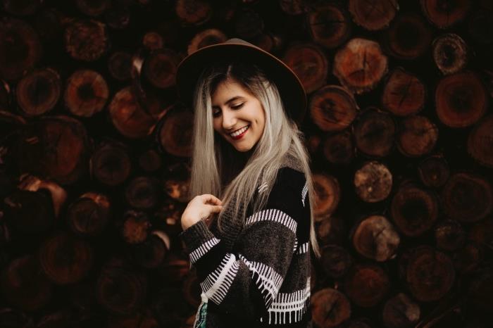 lepa pričeska z dolgimi ravnimi lasmi s temnimi koreninami in sivimi blond nasveti, boho elegantna obleka v temnem telovniku in kape