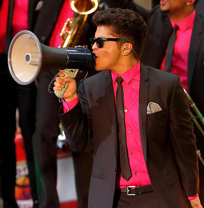 frizura bruno mars in črna obleka neonsko roza majica vintage tanka kravata