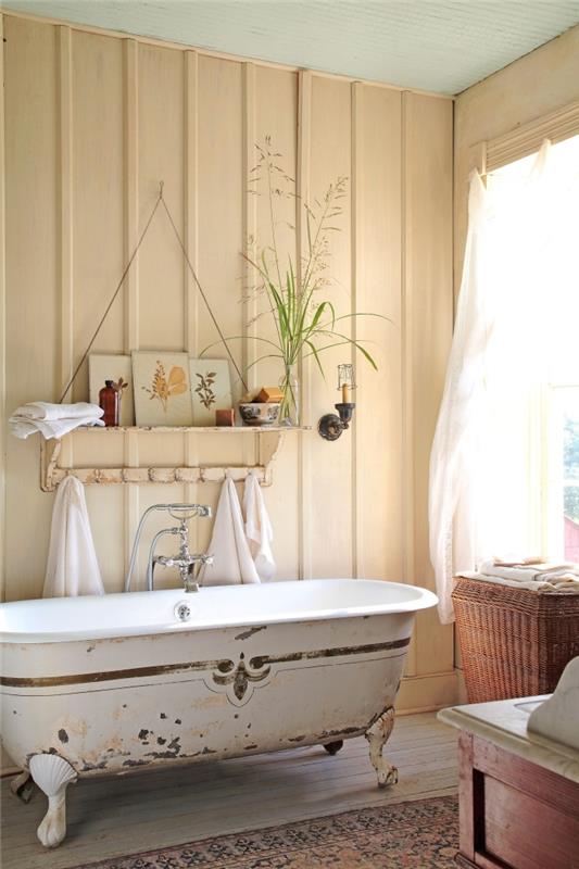 šalies prašmatnaus stiliaus medžio dailylentės pakabinama lentyna retro stiliaus senovinė vonia