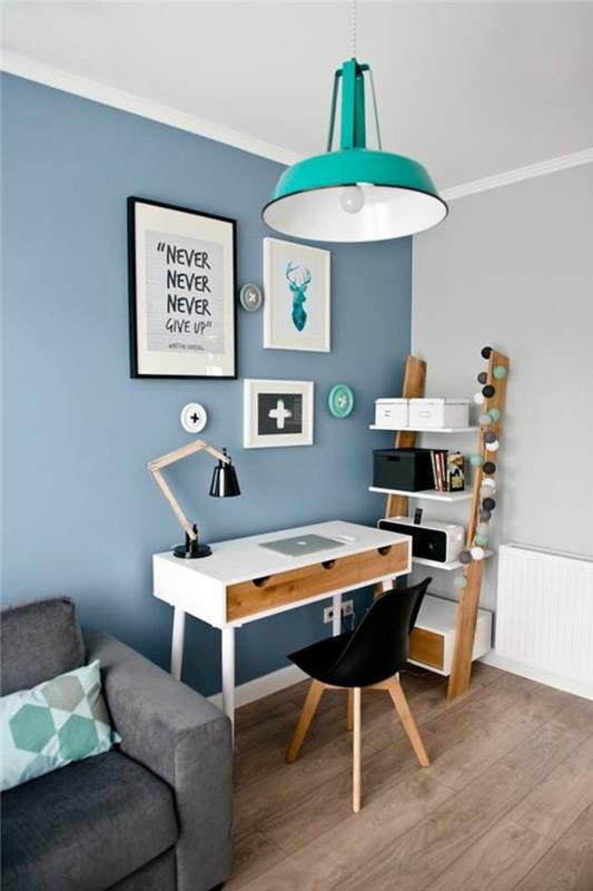 pastelinė mėlyna siena, pramoninio stiliaus šviestuvas iš turkio mėlynos spalvos metalo, studentų miegamojo dekoras, alyvinis fotelis, baltas stalas, juoda plastikinė kėdė ir šviesios spalvos medinės kojos