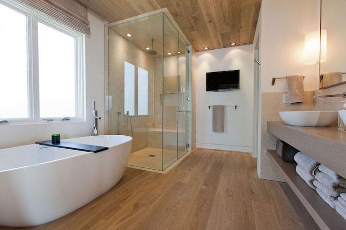Kako urediti leseno kopalnico na tleh in strehi, belo kopalnico in les, lepo okrašeno, kad v obliki jajca