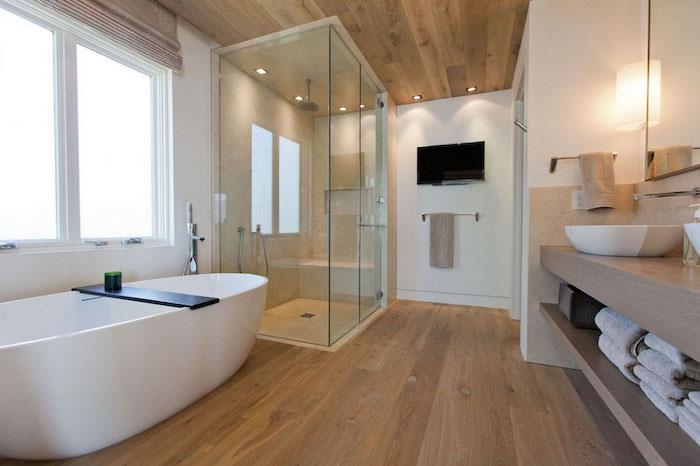 Yerde ve çatıda ahşap banyo nasıl düzenlenir, beyaz banyo ve ahşap iyi dekore edilmiş, yumurta şekilli küvet