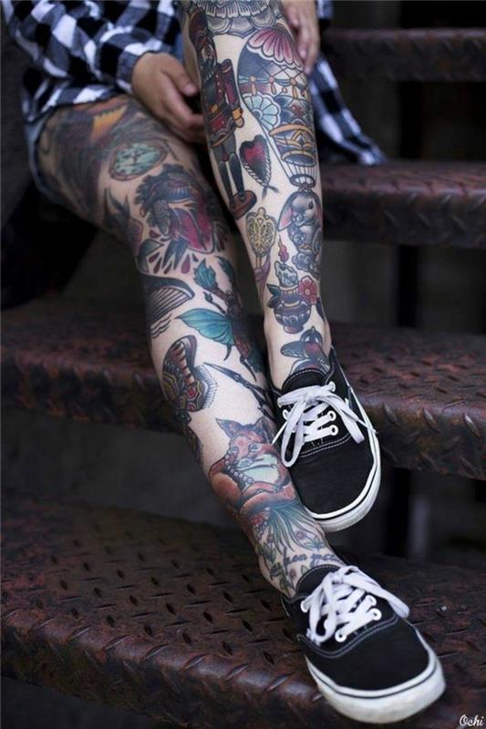 Različen slog starošolskega moškega na podlakti tetovira lepe tetovaže na popolnoma tetovirano stopalo