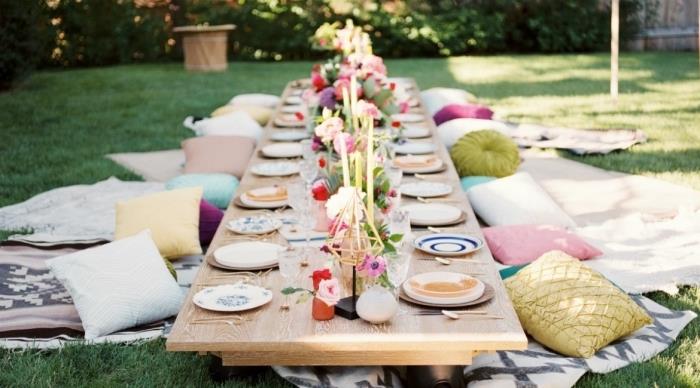 dekoruoti 30 metų bohemiško prašmatnaus stiliaus, surengti gimtadienio šventę sode su iškylos mediniu stalu ir dekoratyvinėmis pagalvėmis