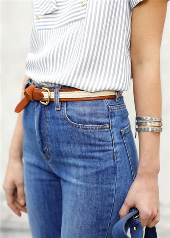 80 -ųjų mados šviesūs džinsai aukštu juosmeniu su pynėmu diržu iš rudos ir mėlynos bei baltos dryžuotos palaidinės trumpomis rankovėmis