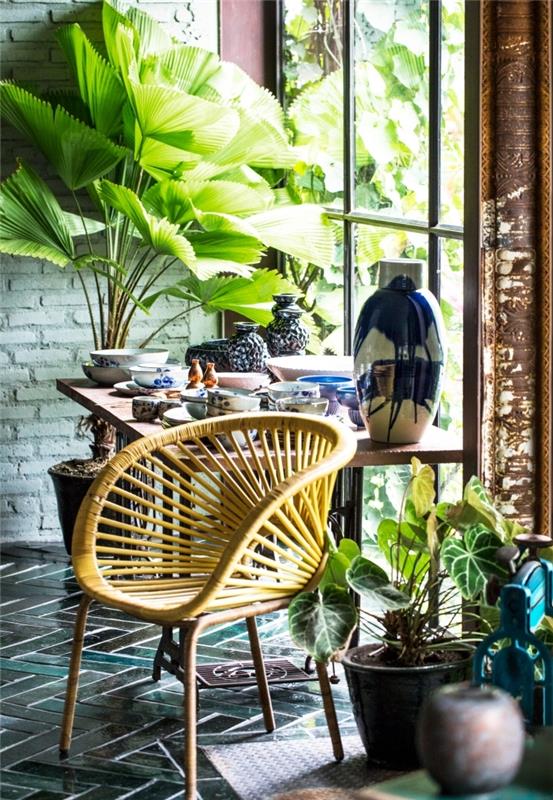 kaip papuošti egzotiško stiliaus rotango svetainę patalpų palme ir mediniais baldais, svetainės grindis