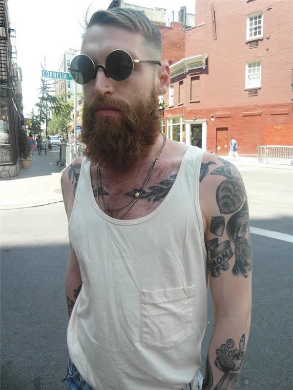 hipsterski videz moški brada degradirana pričeska črno -bela tetovaža