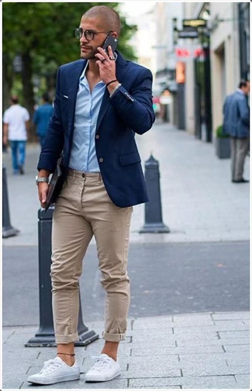 laisvalaikio vyriškos verslo aprangos idėja, derinkite smėlio spalvos kelnes su tamsiai mėlyna švarkeliu ir baltais sportbačiais