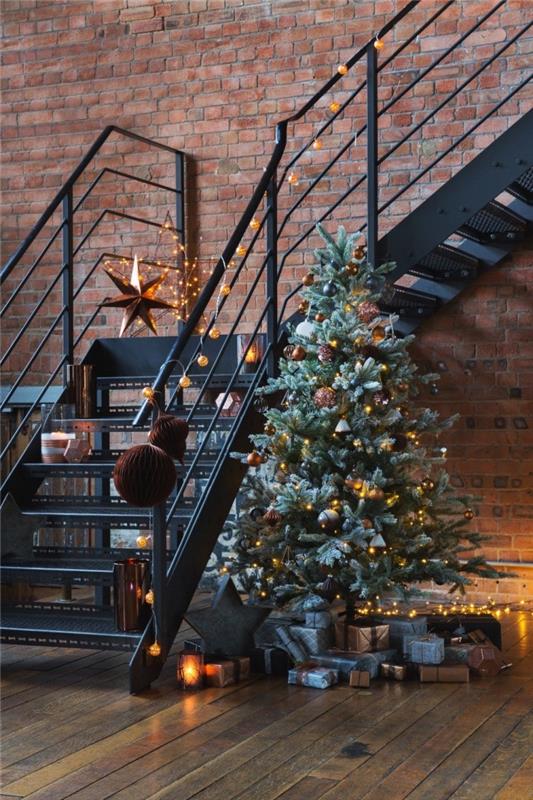 Noel için endüstriyel bir çatı katı dairesinin nasıl dekore edileceğine dair fikir, metal toplar ve led lambalarla Noel ağacı süsleme fikri
