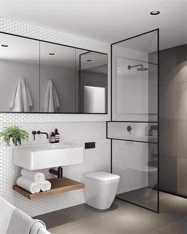 Beyaz fayans, beyaz banyo ve iyi dekore edilmiş ahşap ile gri bir banyoda siyah metal detaylar