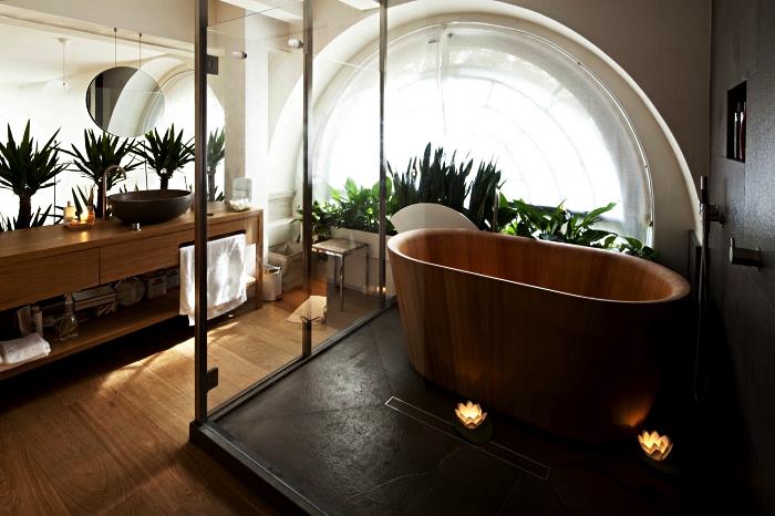 Zen dekor za kopalnico v lesu in beli s samostoječo leseno kadjo na stopničkah, lesena kopalniška omara z ovalnim granitnim umivalnikom
